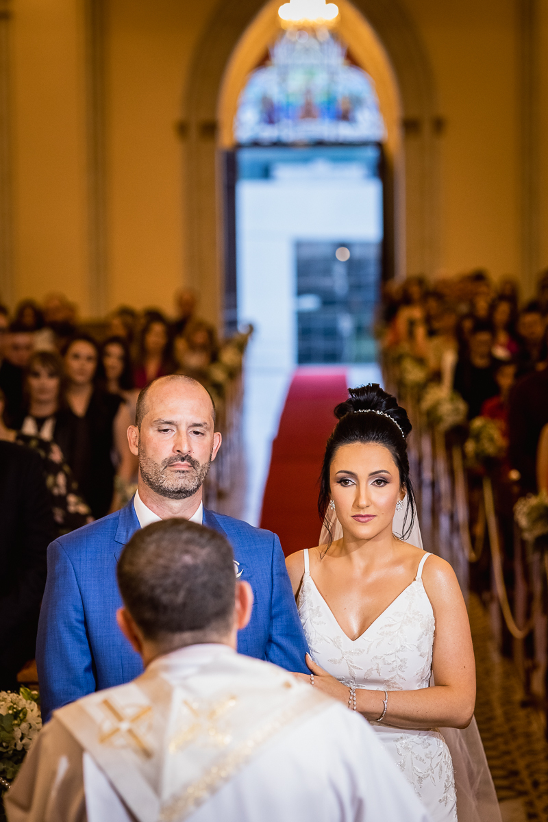 Cada detalhe do vestido, desde o tecido até os detalhes intricados, é apreciado por todos.