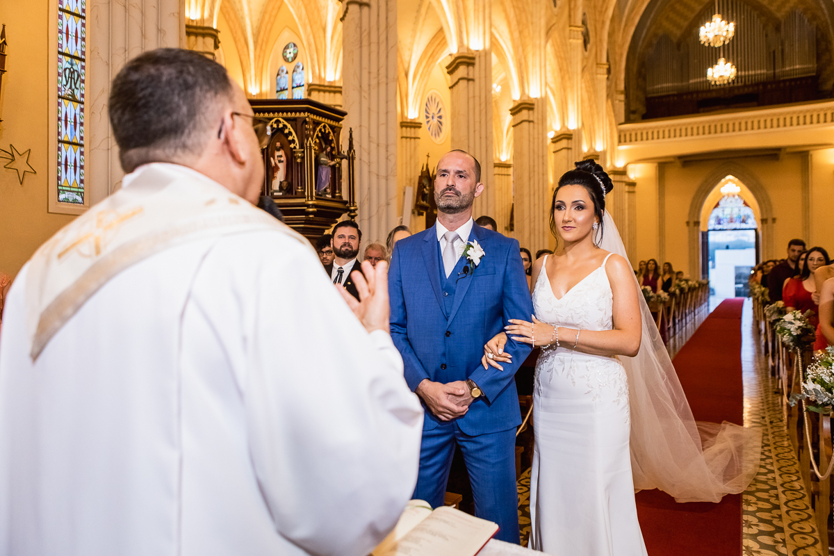 Os suspiros, sorrisos e lágrimas na plateia refletem a emoção do momento. Amigos e familiares compartilham a alegria desse instante único.