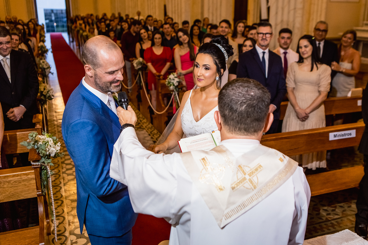 É um caminho que marca a transição de uma vida para outra, e a atmosfera é carregada de uma mistura de solenidade e celebração.