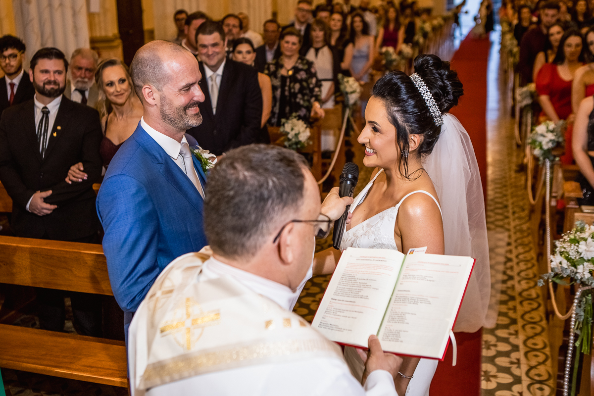 A chegada da noiva à igreja é um capítulo emocionante e simbólico do casamento. Capturar esses momentos através da fotografia não apenas preserva a beleza visual do evento.