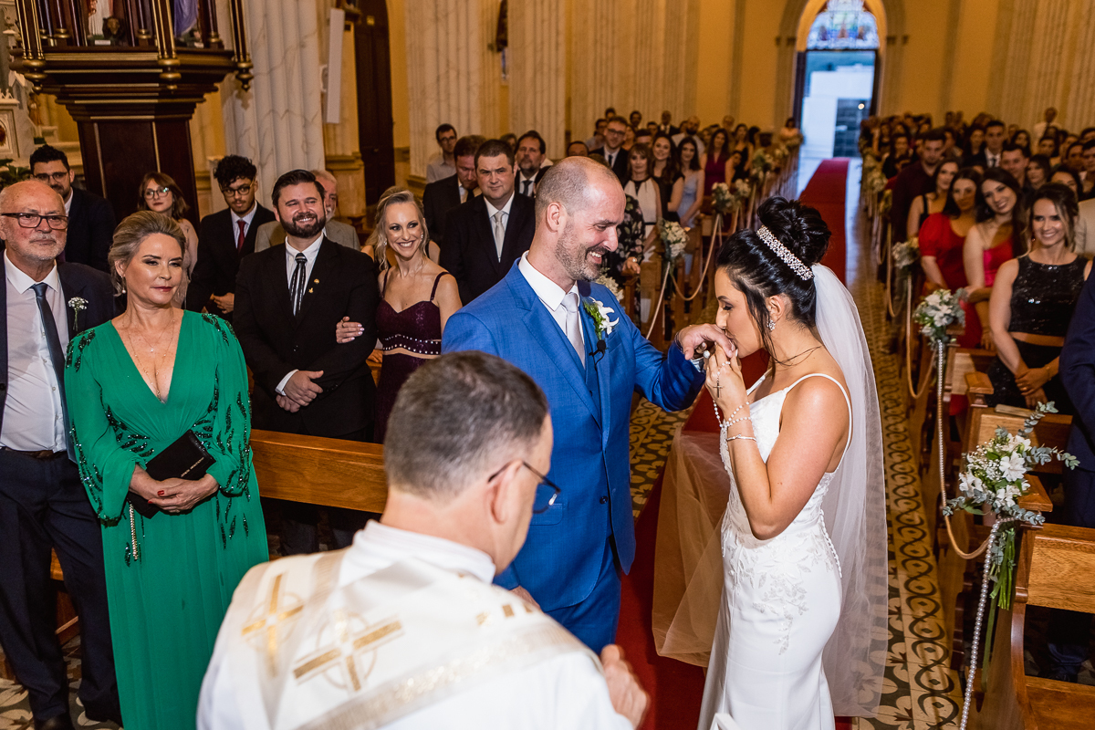 A noiva beijando a aliança do seu amado