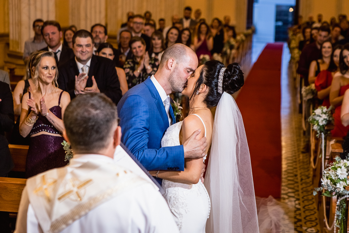 O grande momento, o momento do beijo, quanta felicidade!