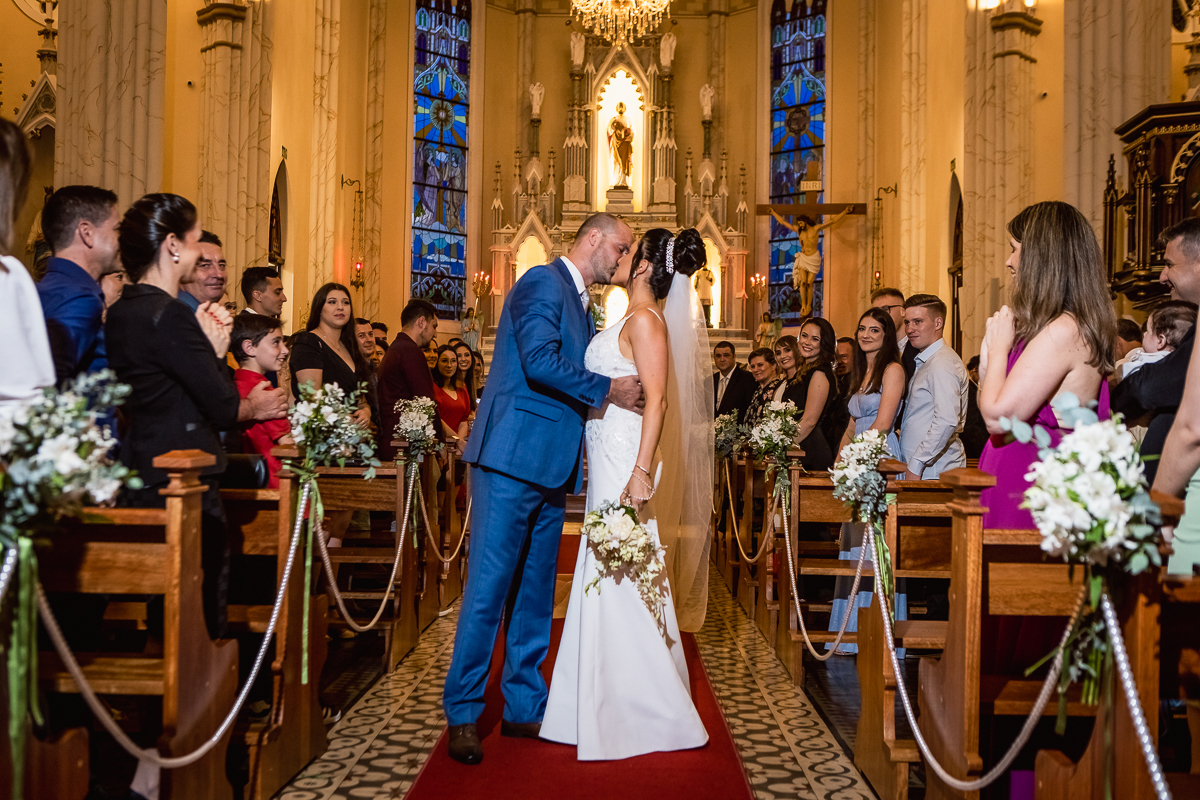 A saida da igreja beijos e aplausos.
