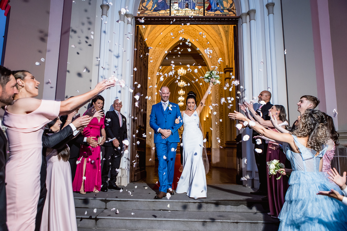 Petalas de rosas brancas e a nossa saida da igreja após nosso casamento.