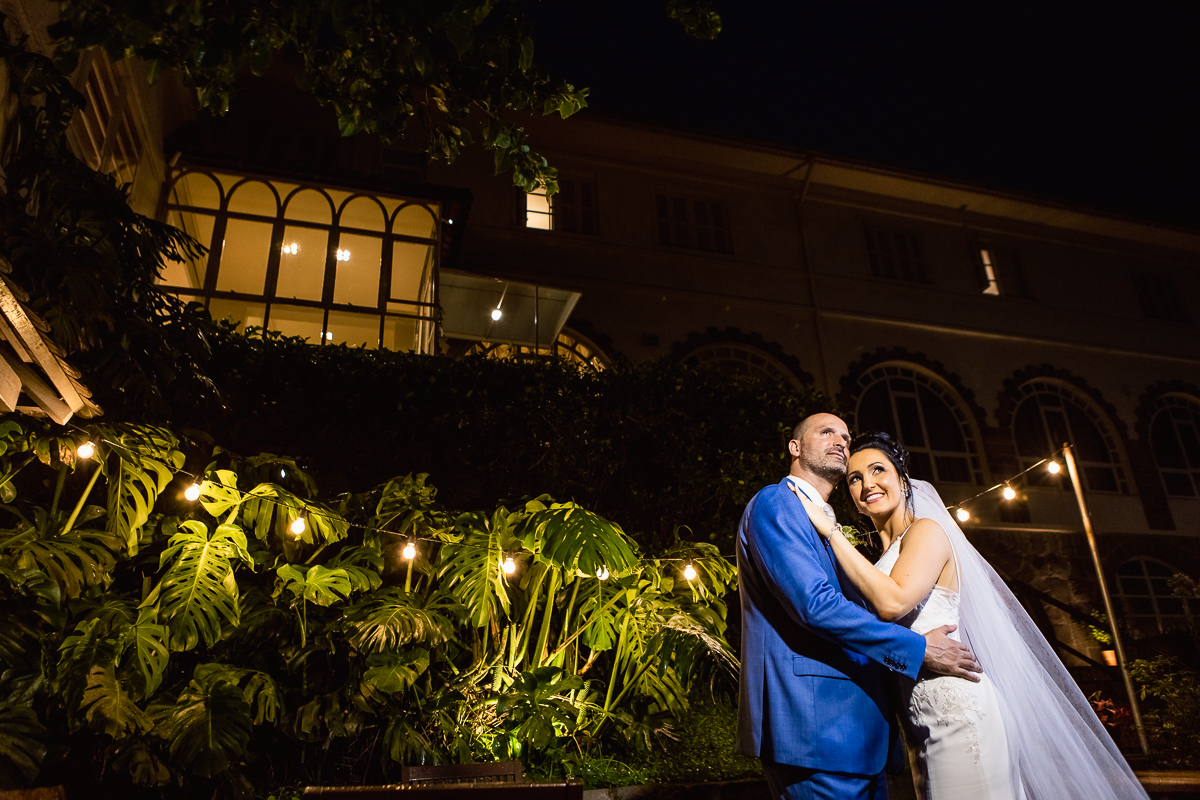 Muitas noivas optam por vestidos mais ousados ou extravagantes para essa sessão, já que não precisam se preocupar tanto com a preservação do vestido.