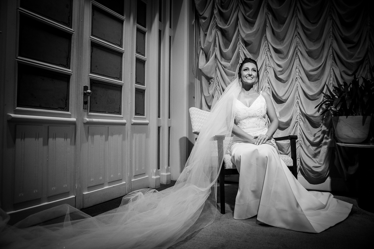 Essas fotos capturam a intimidade do casal de uma maneira autêntica. Longe da agitação do dia do casamento, os recém-casados têm a oportunidade de se conectar de forma mais descontraída e espontânea diante das lentes da câmera.