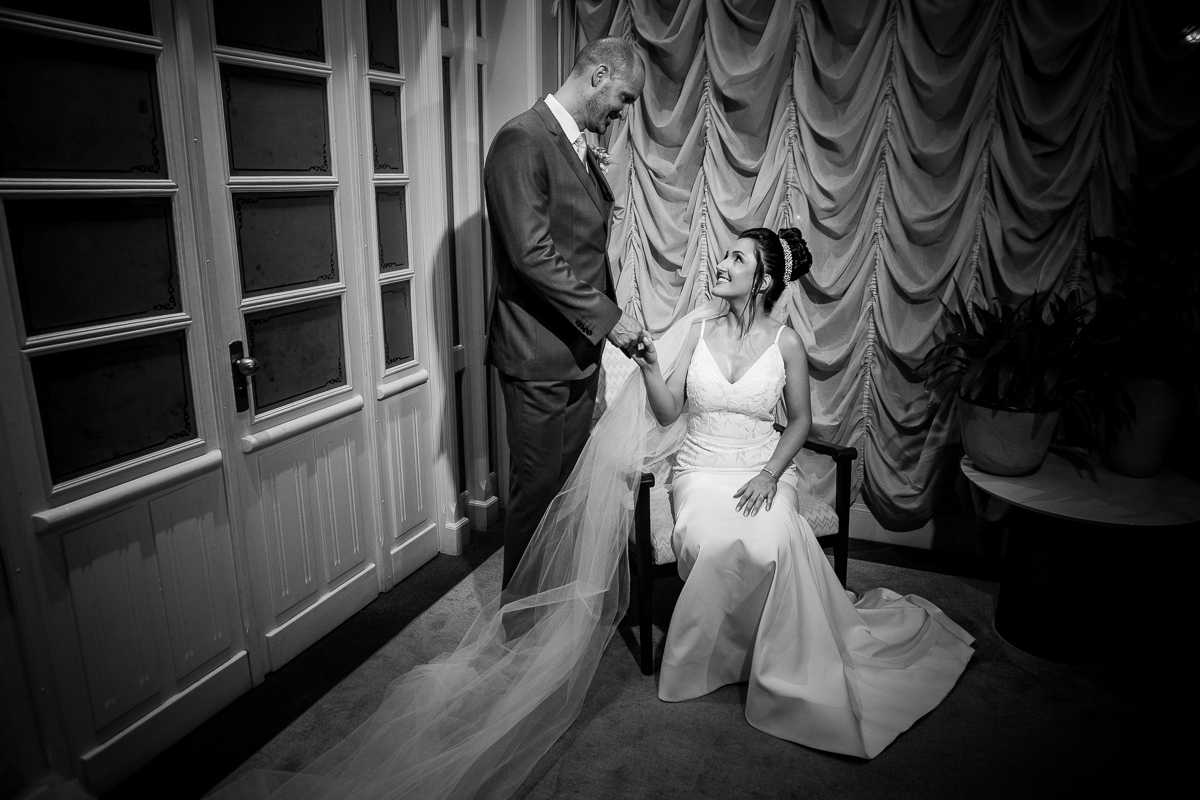 O ensaio pós-casamento proporciona um espaço para expressões autênticas de amor. Seja compartilhando risos, trocando olhares apaixonados ou até mesmo se divertindo com gestos lúdicos, essas fotos capturam a essência da jornada do casal.