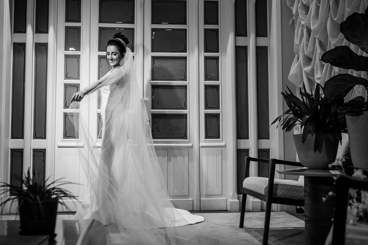 Mesmo após o grande dia, a jornada continua, e o ensaio pós-casamento torna-se uma representação visual dessa continuidade.