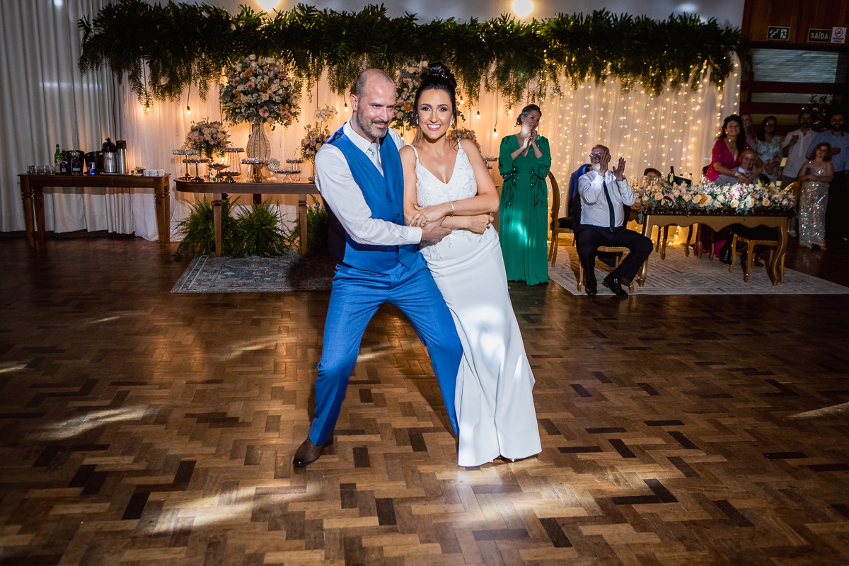 Noivos dançando pela primeira vez na festa.
