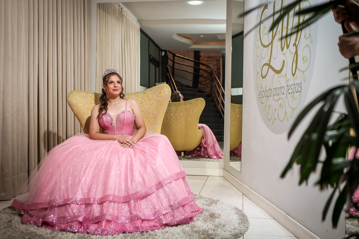 linda debutante de vestido rosa