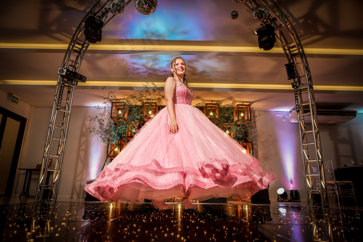Uma noite mágica tomou forma com luzes e sorrisos,
celebrando os 15 anos de uma menina que já é gigante.