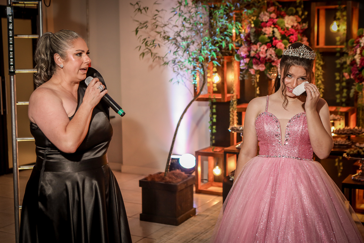 No ar, uma mistura de perfume, brilho e emoção,
emoldurando o início de uma nova fase.

