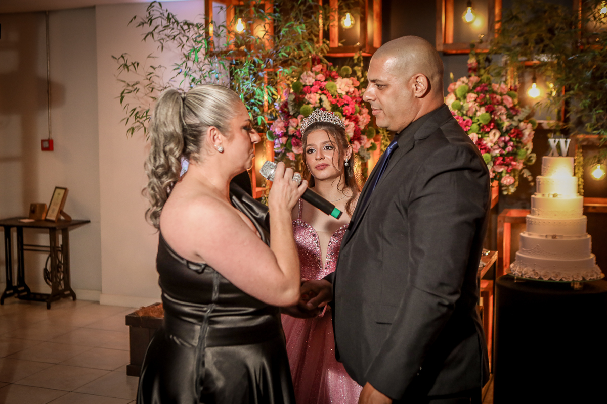 Entre abraços e risos, o tempo parecia parar,
para eternizar os 15 anos de uma história linda.