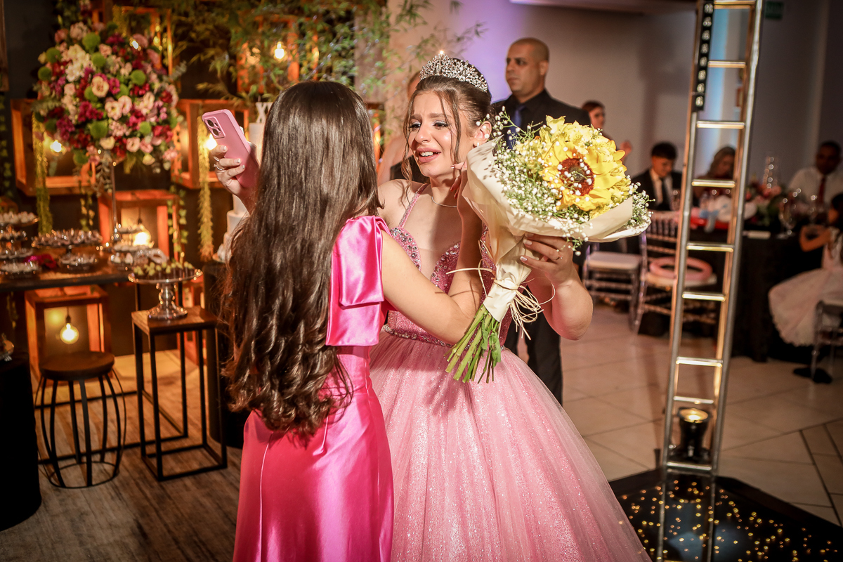 Entre luzes suaves e músicas marcantes,
a festa fluiu como um filme inesquecível.