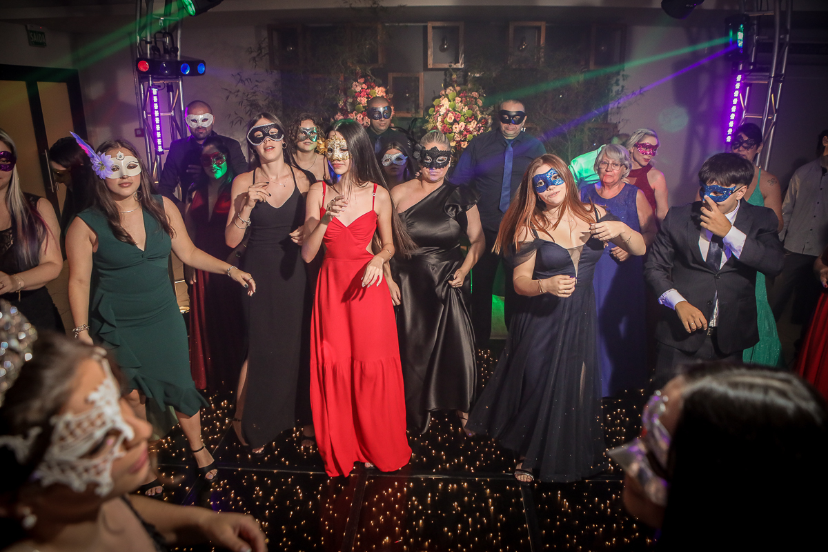 Cada sorriso era um capítulo de alegria,
registrado em fotos e guardado no coração.