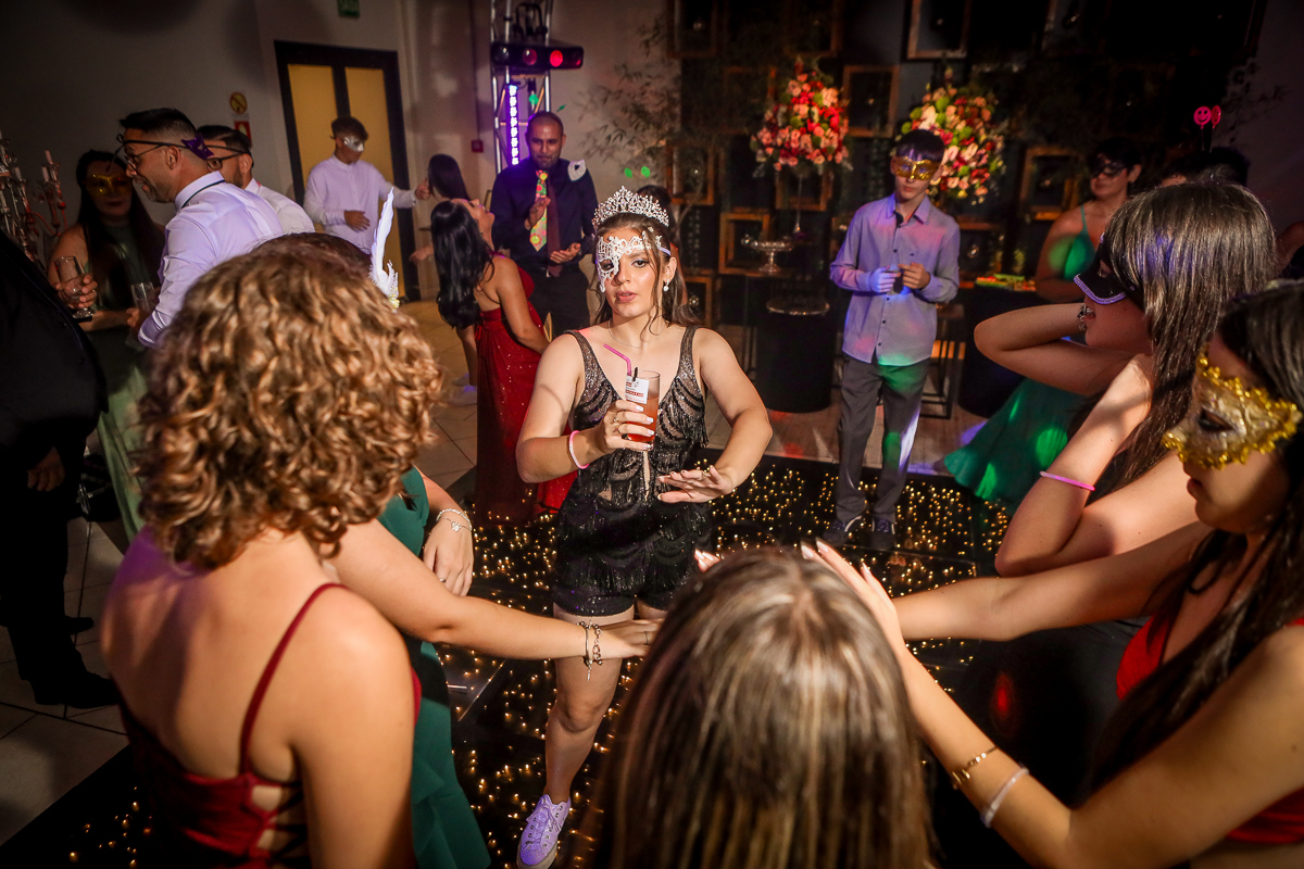 O salão se encheu de vida, cor e energia,
como se o mundo estivesse ali, só pra ela.