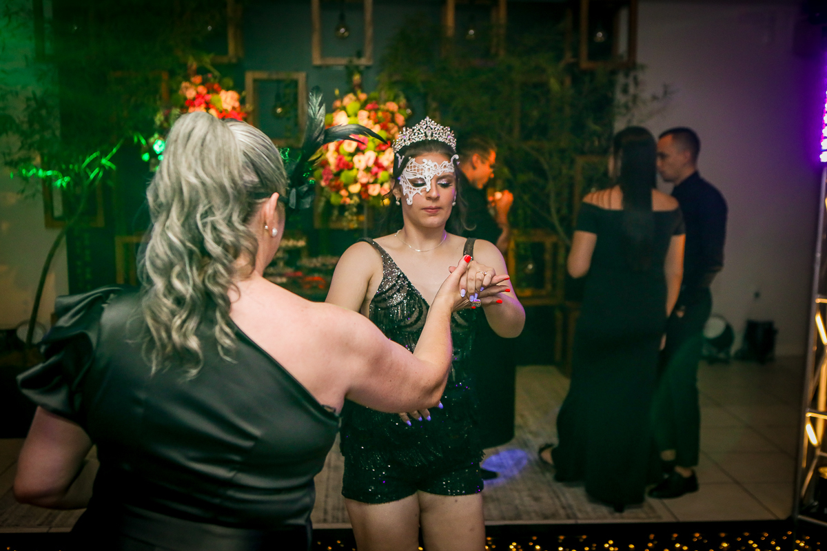 Família e amigos reunidos por um só motivo,
celebrar o quanto ela é especial.