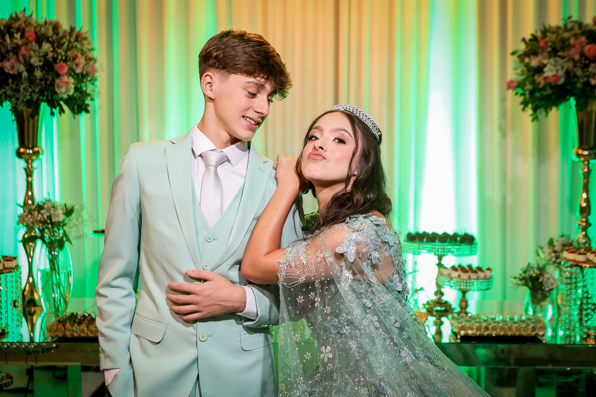 Aos 15, a vida se enche de novas possibilidades. Hoje, celebramos cada sonho que se torna realidade e os muitos que ainda virão