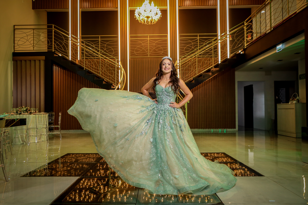 Que a magia dessa festa de 15 anos continue iluminando o caminho dessa jovem incrível, cheia de vida, sonhos e muito amor