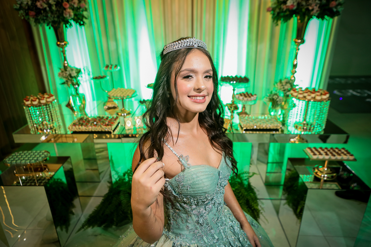 Que cada sorriso hoje seja o reflexo de um futuro brilhante e repleto de realizações. Parabéns pelos seus 15 anos