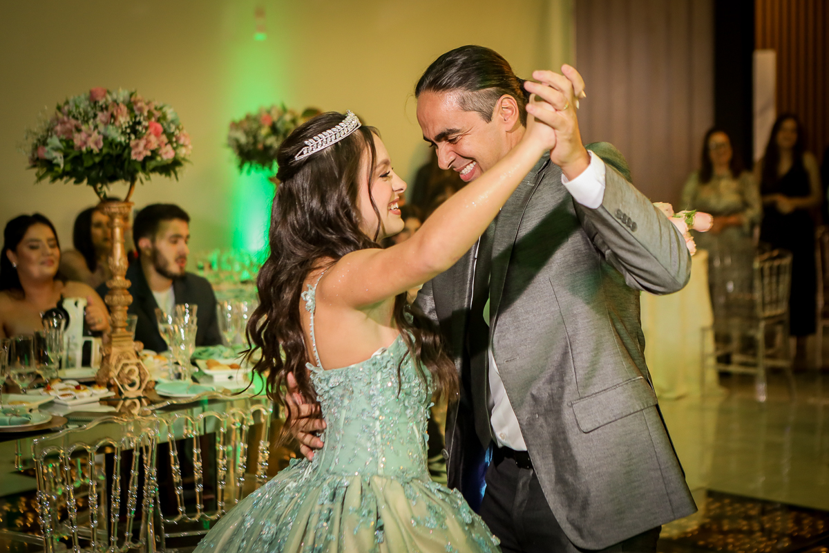 Com 15 anos, o mundo parece mais grande, mas as possibilidades se tornam ainda maiores. Parabéns por cada conquista até aqui