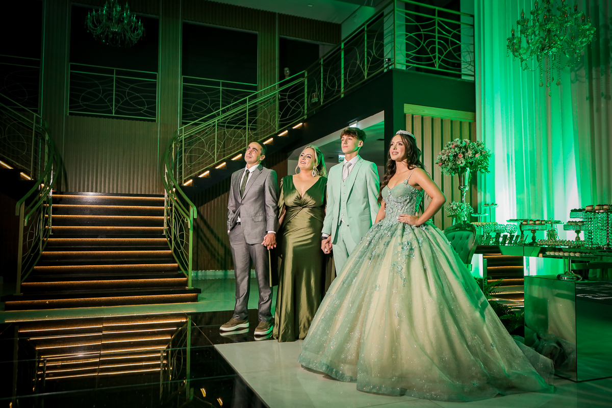 Os 15 anos são um marco, mas o melhor está por vir. Hoje celebramos o início de uma nova jornada, cheia de oportunidades e felicidade