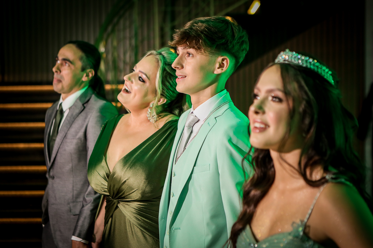 Comemorando a juventude, os sonhos e a energia que os 15 anos trazem! Que sua história continue cheia de magia e conquistas