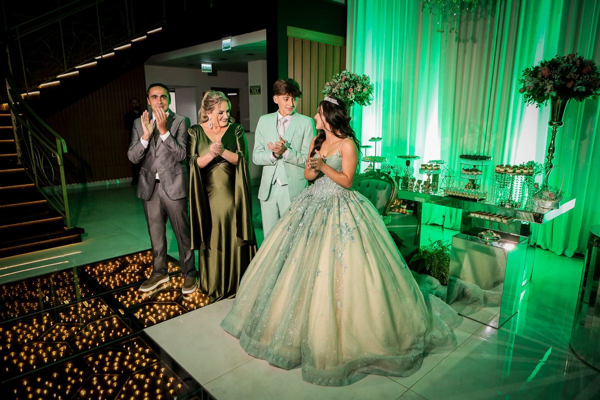 De menina para mulher, o caminho é longo, mas hoje é dia de celebrar todos os passos dados até aqui. Felizes 15 anos

