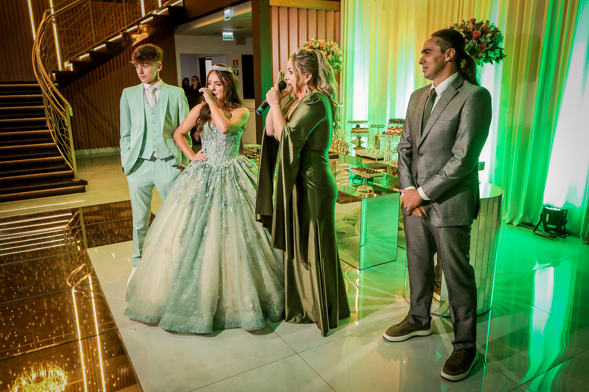 Em cada risada, em cada olhar, em cada abraço, vemos o quanto você brilha. Que seus 15 anos sejam apenas o começo de uma vida ainda mais brilhante