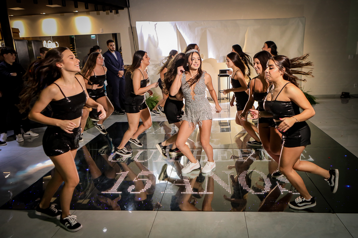 A festa chegou e a noite vai ser inesquecível! Vamos celebrar os 15 anos de [nome] com muita música, dança e momentos que ficarão para sempre na memória