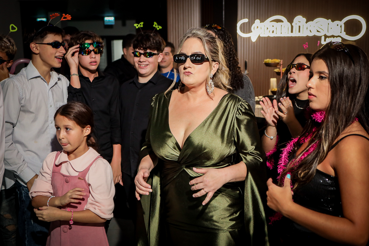 Chegou o momento de brilhar, de dançar, de celebrar a vida e os 15 anos de [nome] com o melhor da música e a energia de todos! A balada começa agora