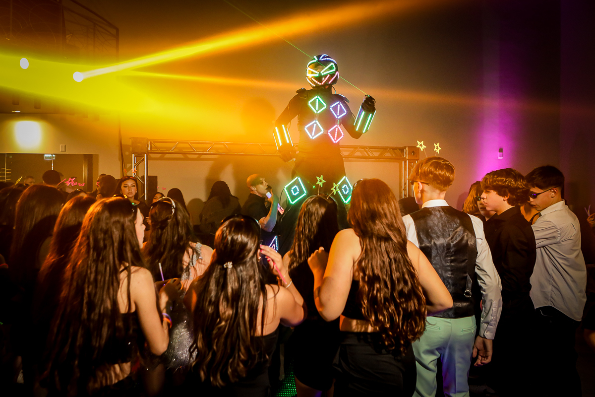 A noite promete! Hoje, celebramos 15 anos de [nome] com música boa, muita dança e uma energia contagiante. Vamos fazer dessa balada algo inesquecíve