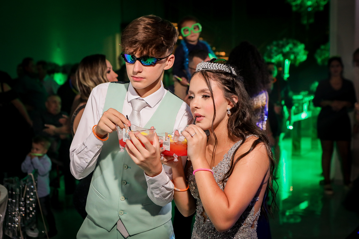 O som está no ar, as luzes estão acesas e a diversão está garantida. A balada começou, e os 15 anos de [nome] são só o primeiro de muitos motivos para celebrar