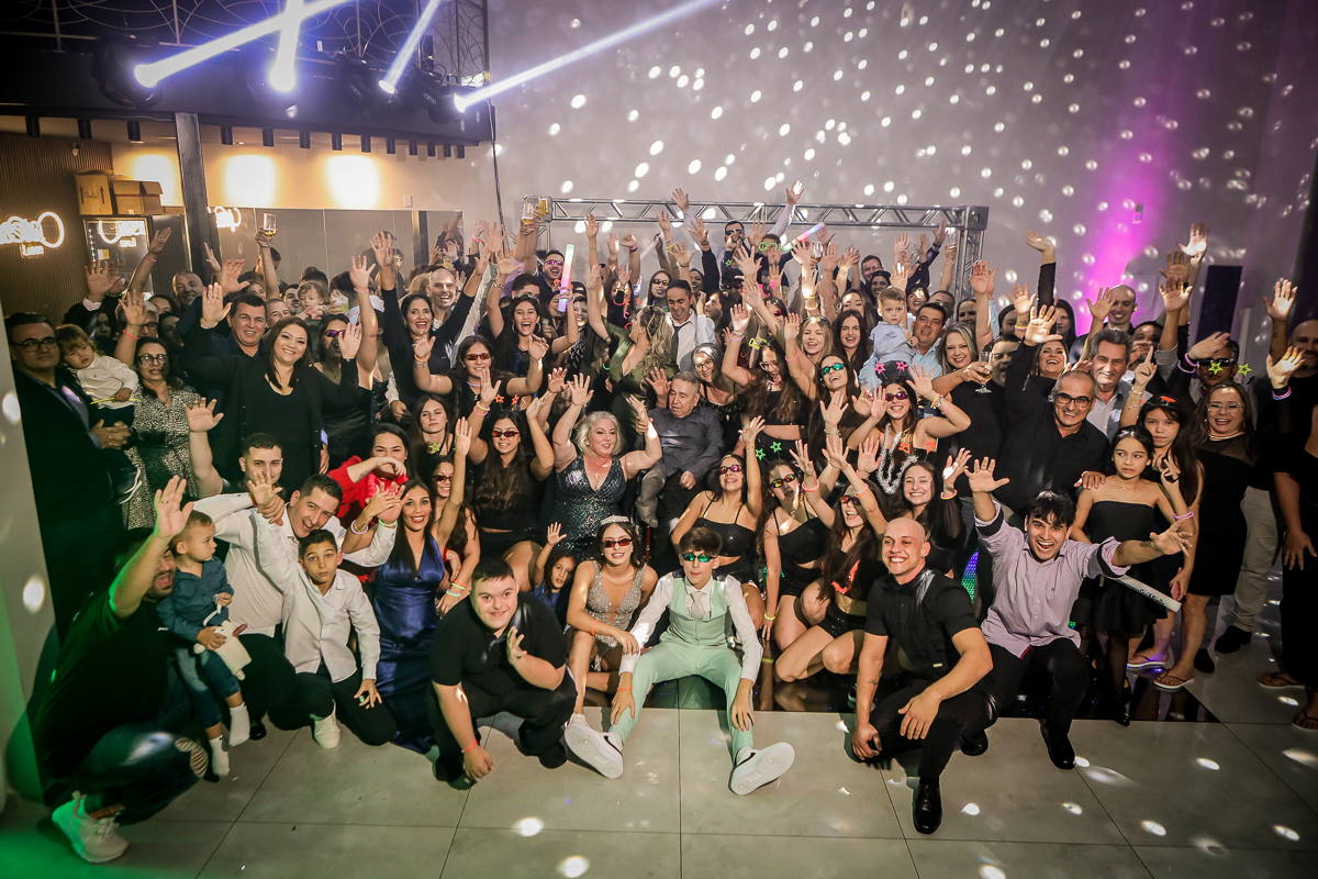 Aqui começa a festa que vai marcar a história! Hoje, celebramos os 15 anos de [nome] e uma noite que promete ser inesquecível! Vamos dançar até o amanhecer