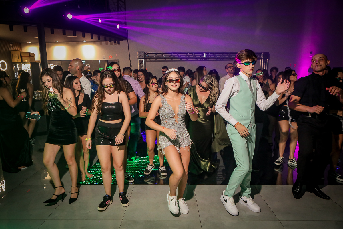 Chegou o momento de deixar a festa ganhar vida! A noite é toda nossa e vamos celebrar os 15 anos de [nome] com tudo que temos direito