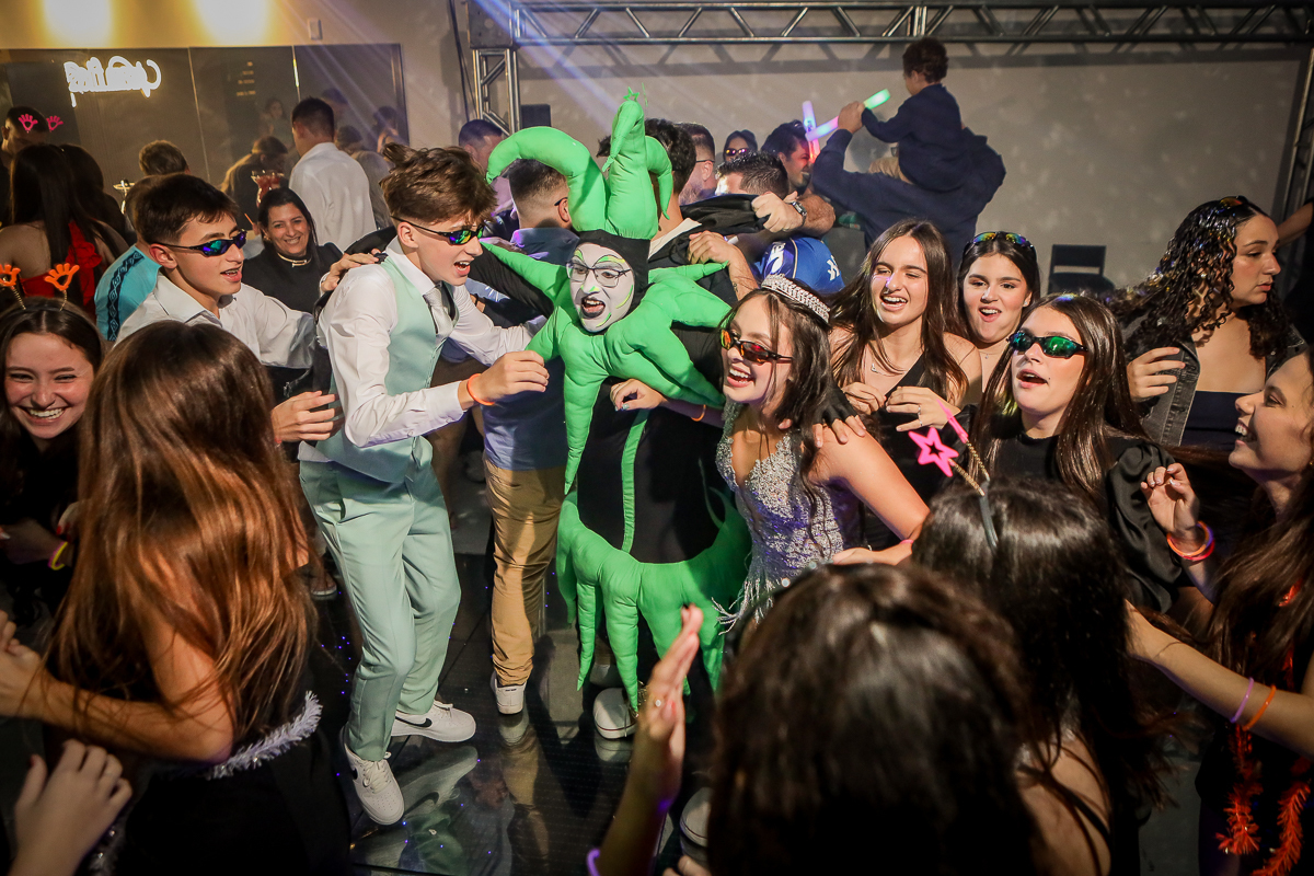 E a pista de dança está aberta! Que os 15 anos de [nome] sejam comemorados com muita alegria e a melhor energia possível. Vamos fazer essa balada brilhar