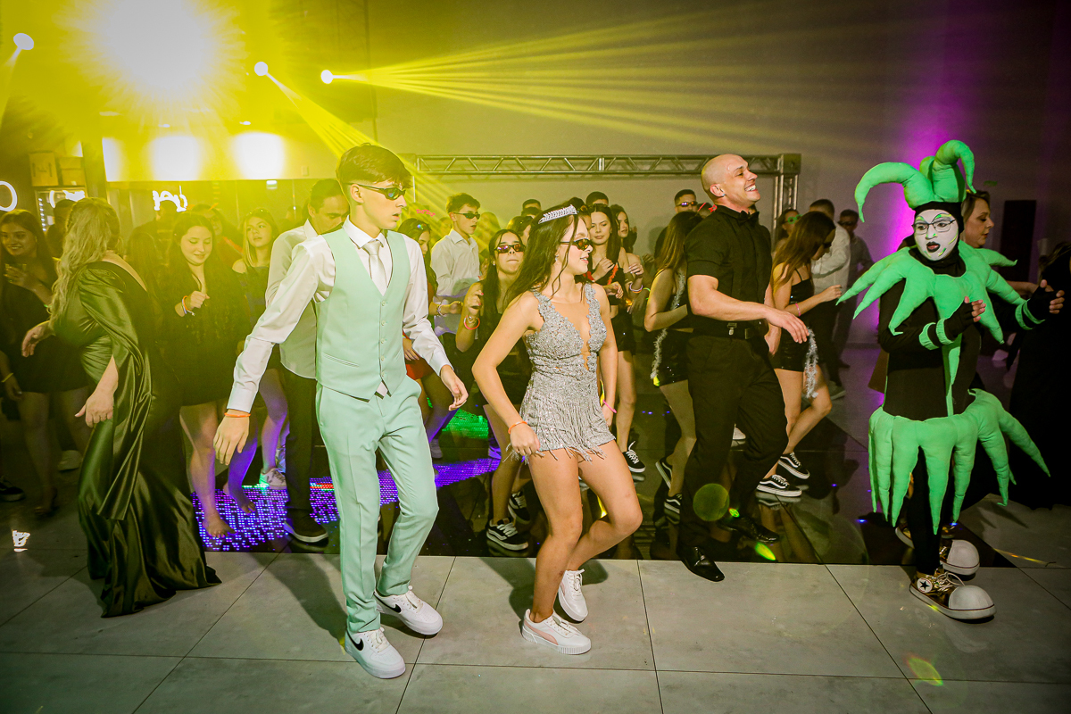 Preparem-se para a melhor balada da vida de [nome]! Hoje, os 15 anos são celebrados com a energia de todos, muita música e muita dança! Vamos começar