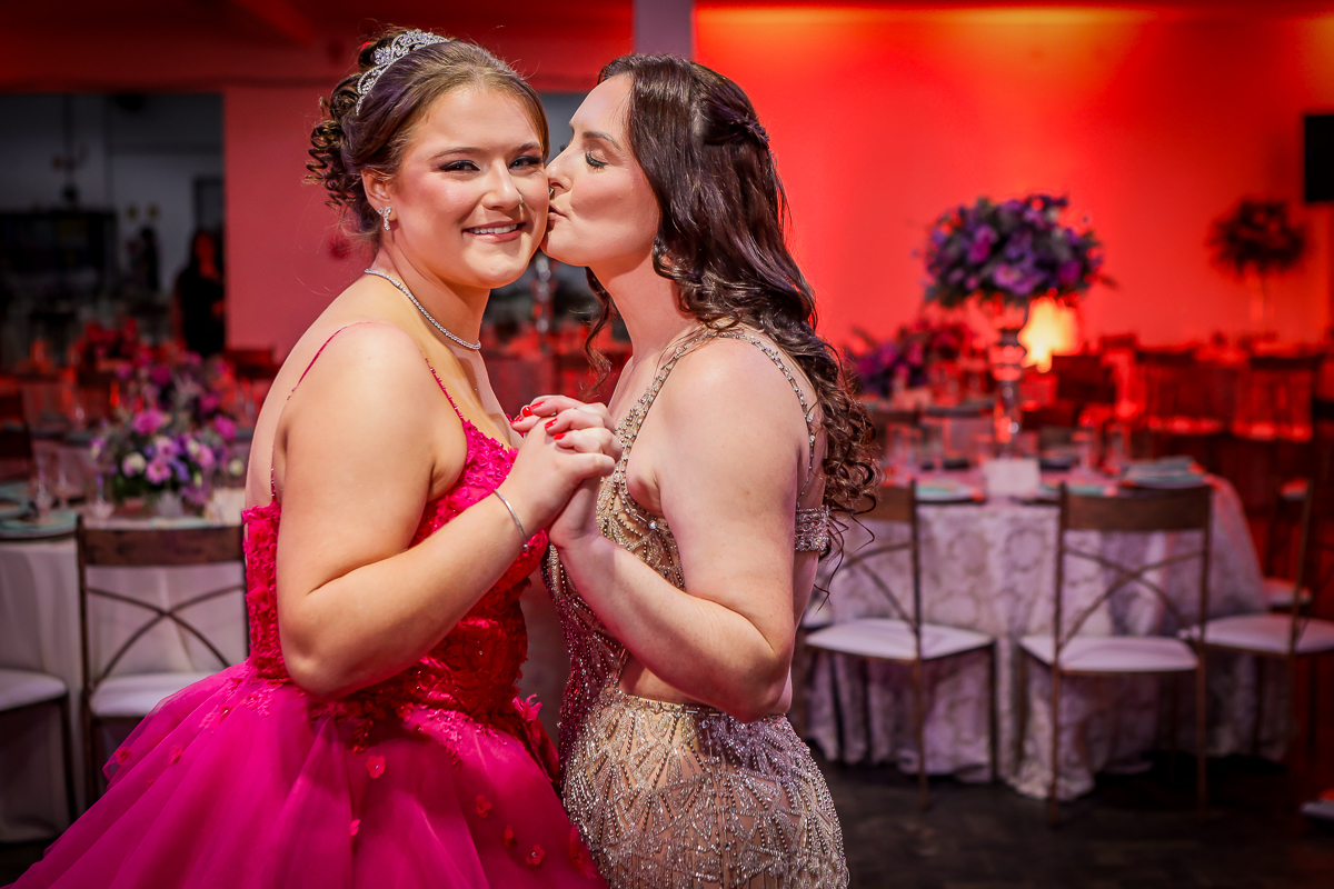 A menina de ontem, a mulher de amanhã. 