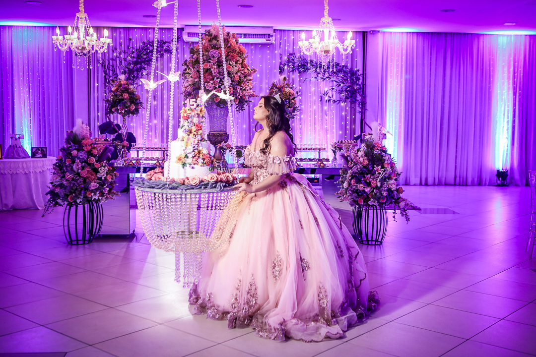 Debutante soprando as velas de 15 anos