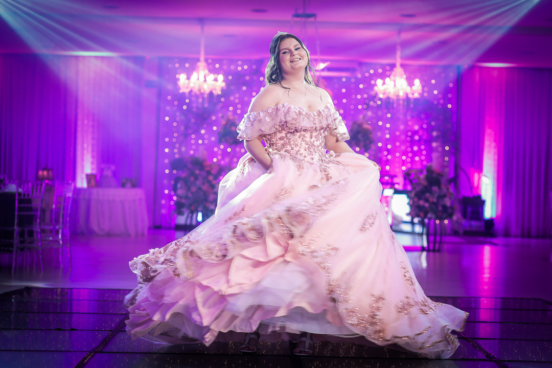 Rodando o vestido rosa da debutante