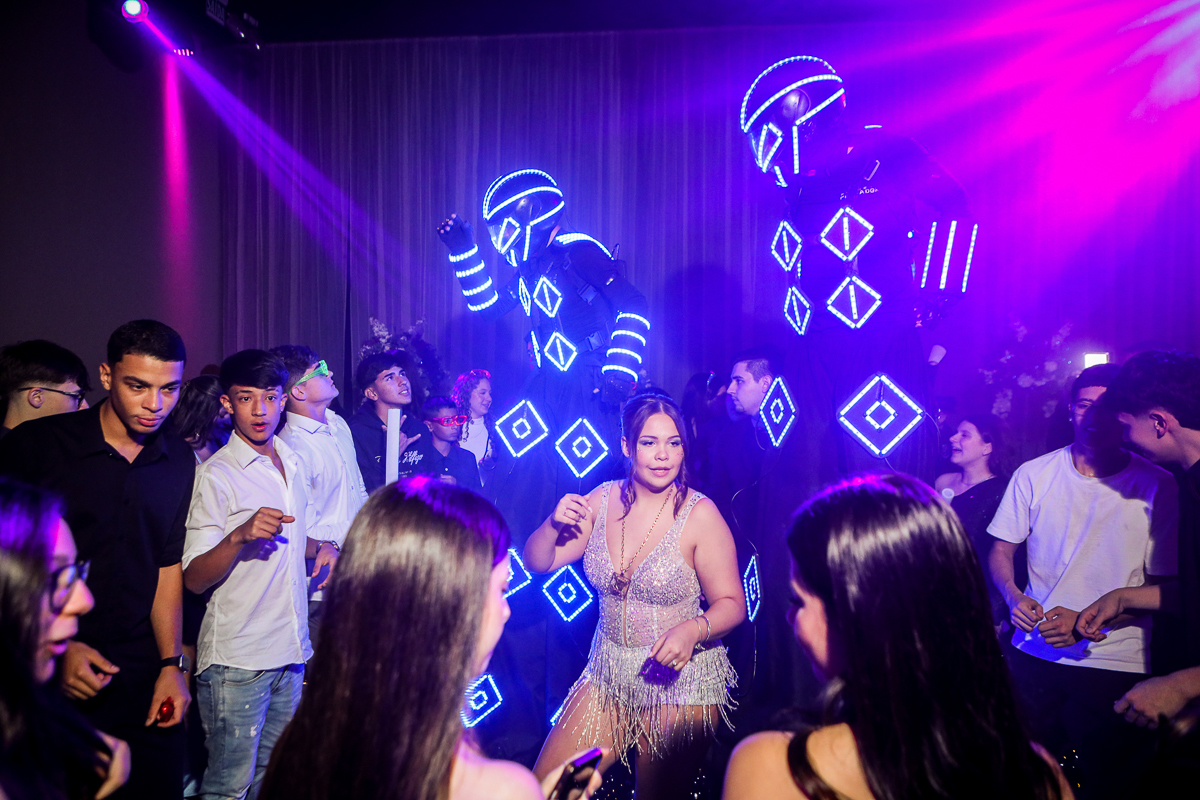 Debutante arrazando na festa de 15 anos