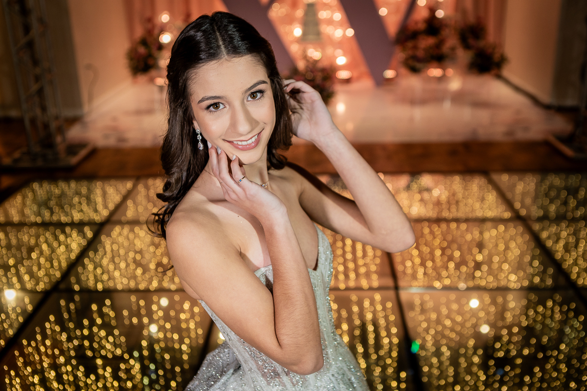 muito feliz na minha festa de debutante