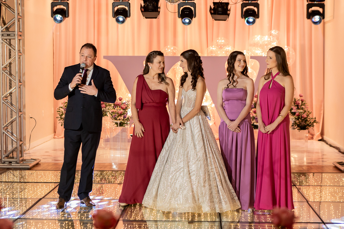 Entre luzes, abraços e sorrisos, celebramos os 15 anos de uma jovem cheia de sonhos e esperança.