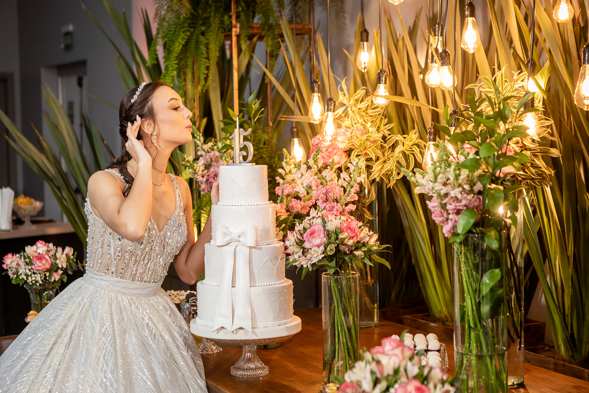 Debutante linda apagando as velas
