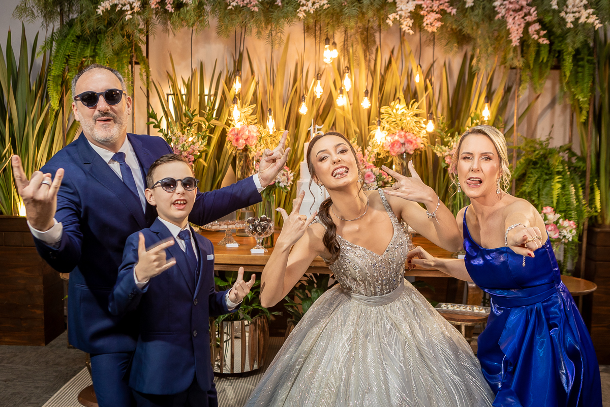 caretas e mais caretas na festa de 15 anos