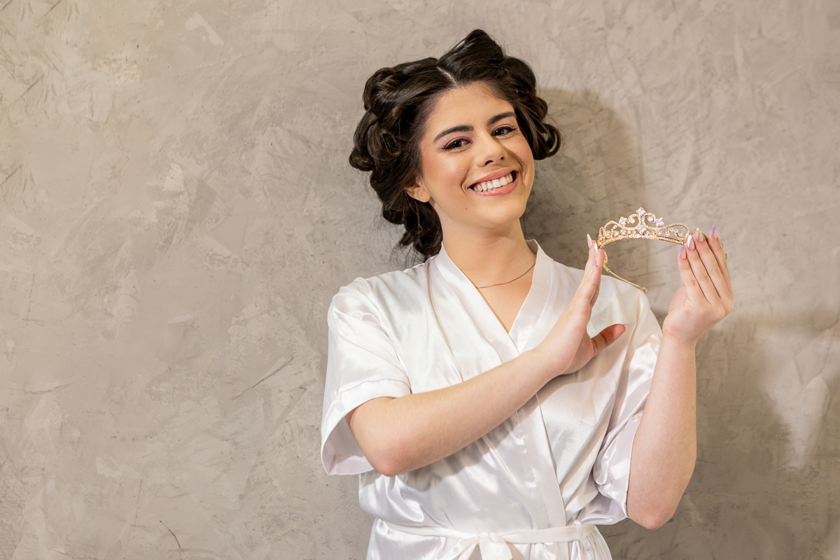 Princesa mostrando sua coroa