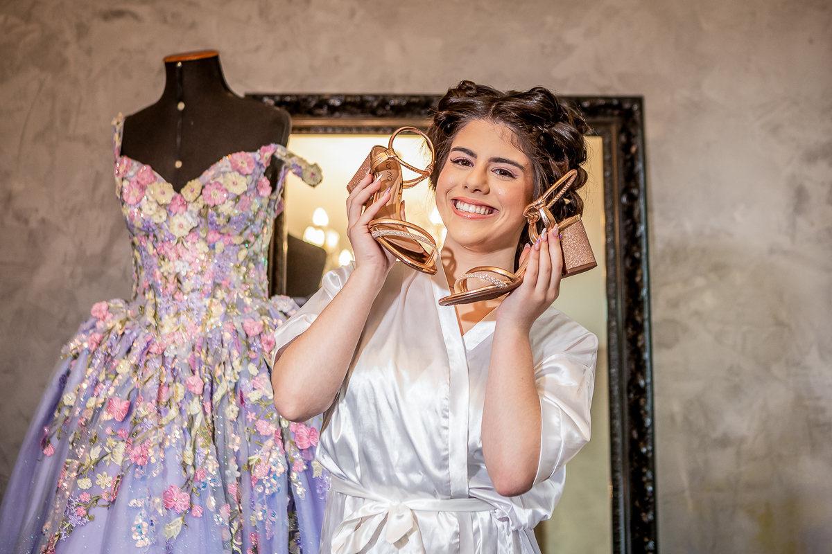 Debutante brincando com sua sandálio