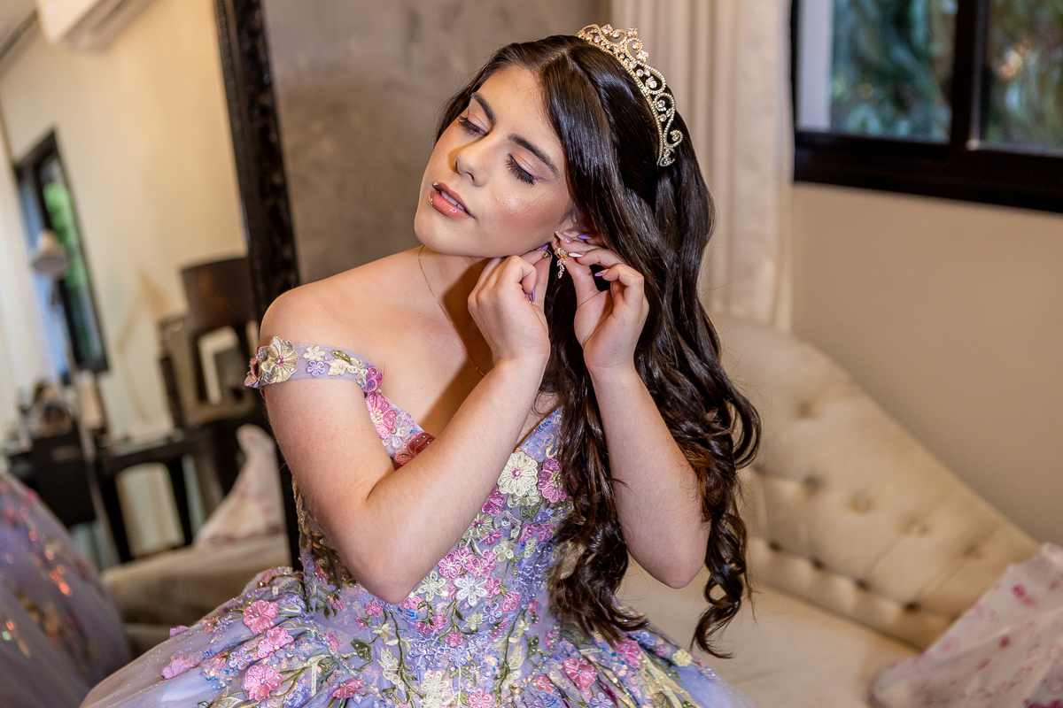 Debutante colocando os brincos