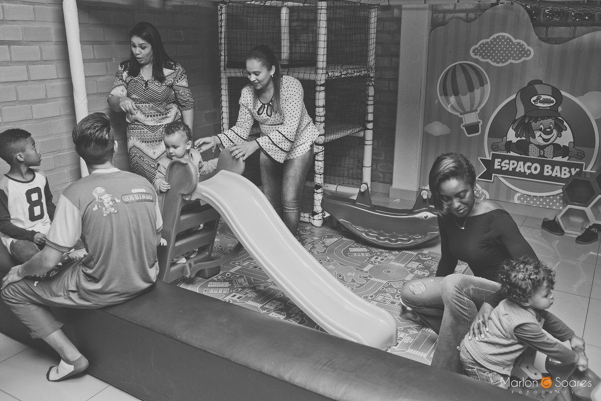 Todos brincando no escorredor