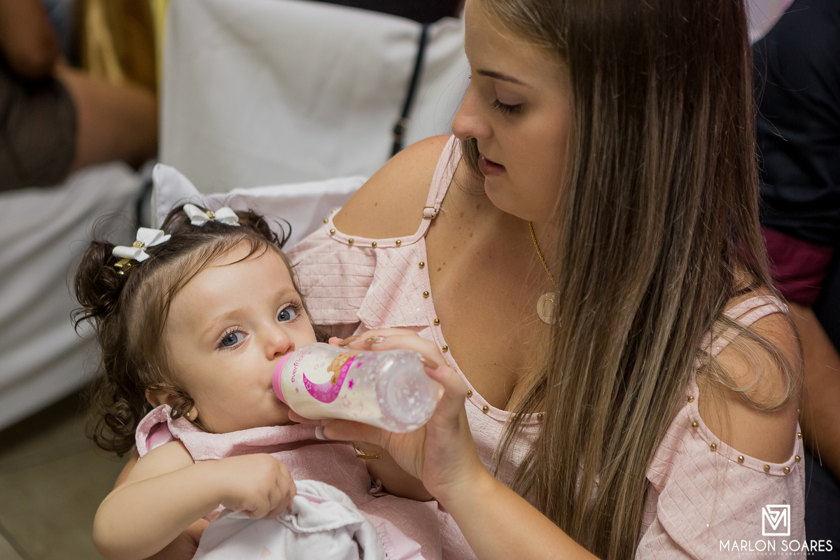 Aniversiariante tomando mamá